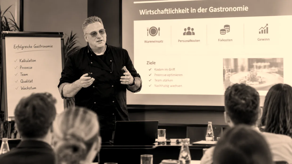 Peter Zimmermann hält einen Vortrag zur Wirtschaftlichkeit in der Gastronomie (KI-generiertes Symbolbild)